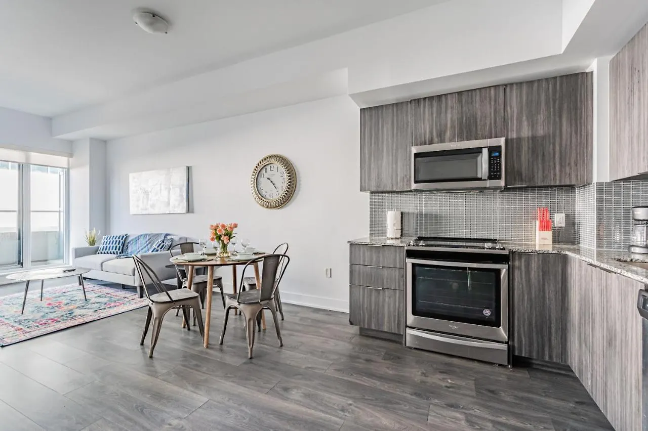 Apartment Condo In Parklawn & Lake Shore With Free Parking Close To Airport Toronto Canada