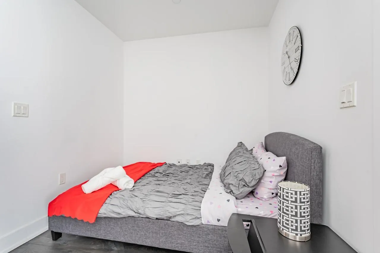 Condo In Parklawn & Lake Shore With Free Parking Close To Airport Toronto