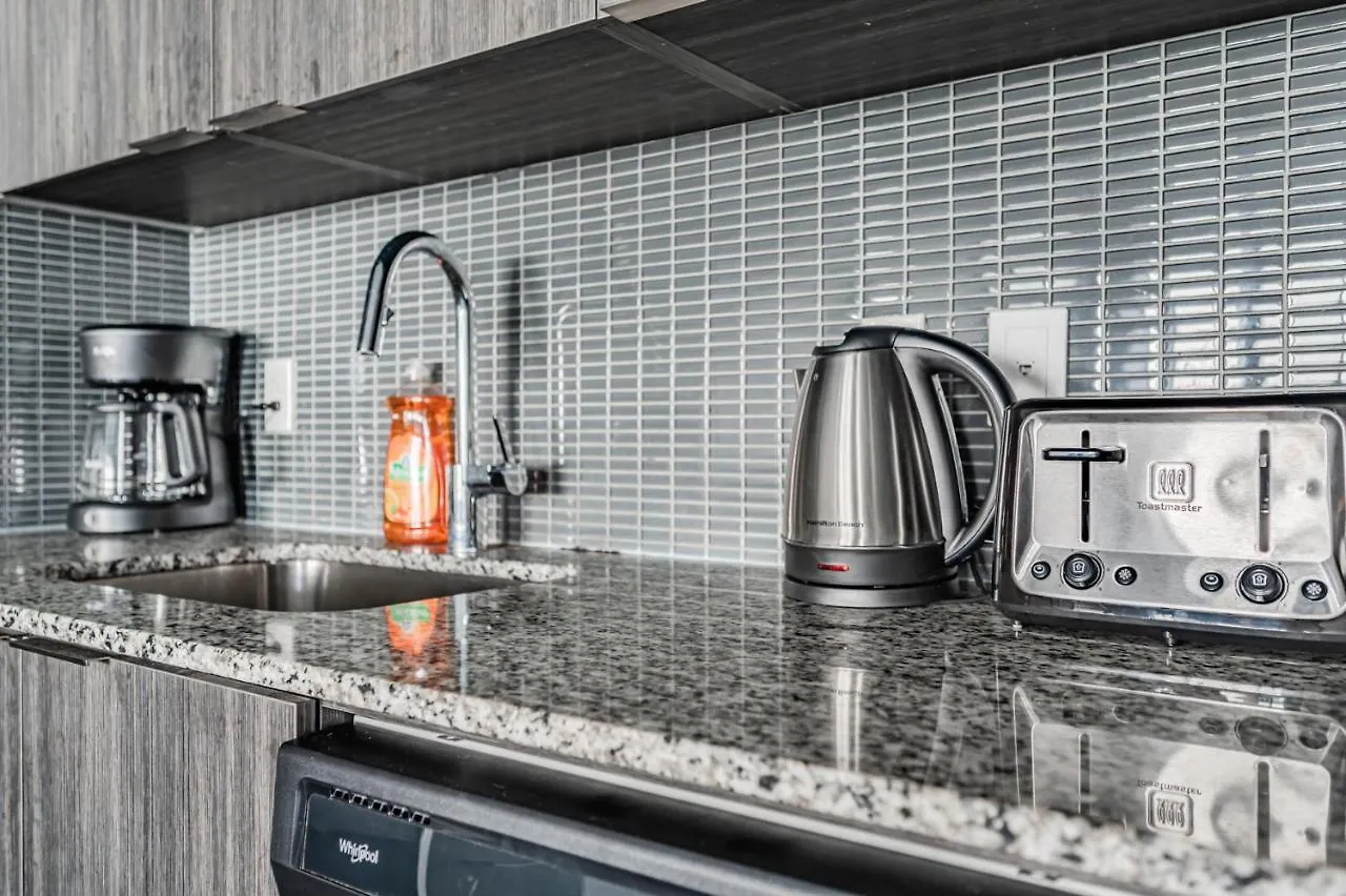 Condo In Parklawn & Lake Shore With Free Parking Close To Airport Toronto Apartment