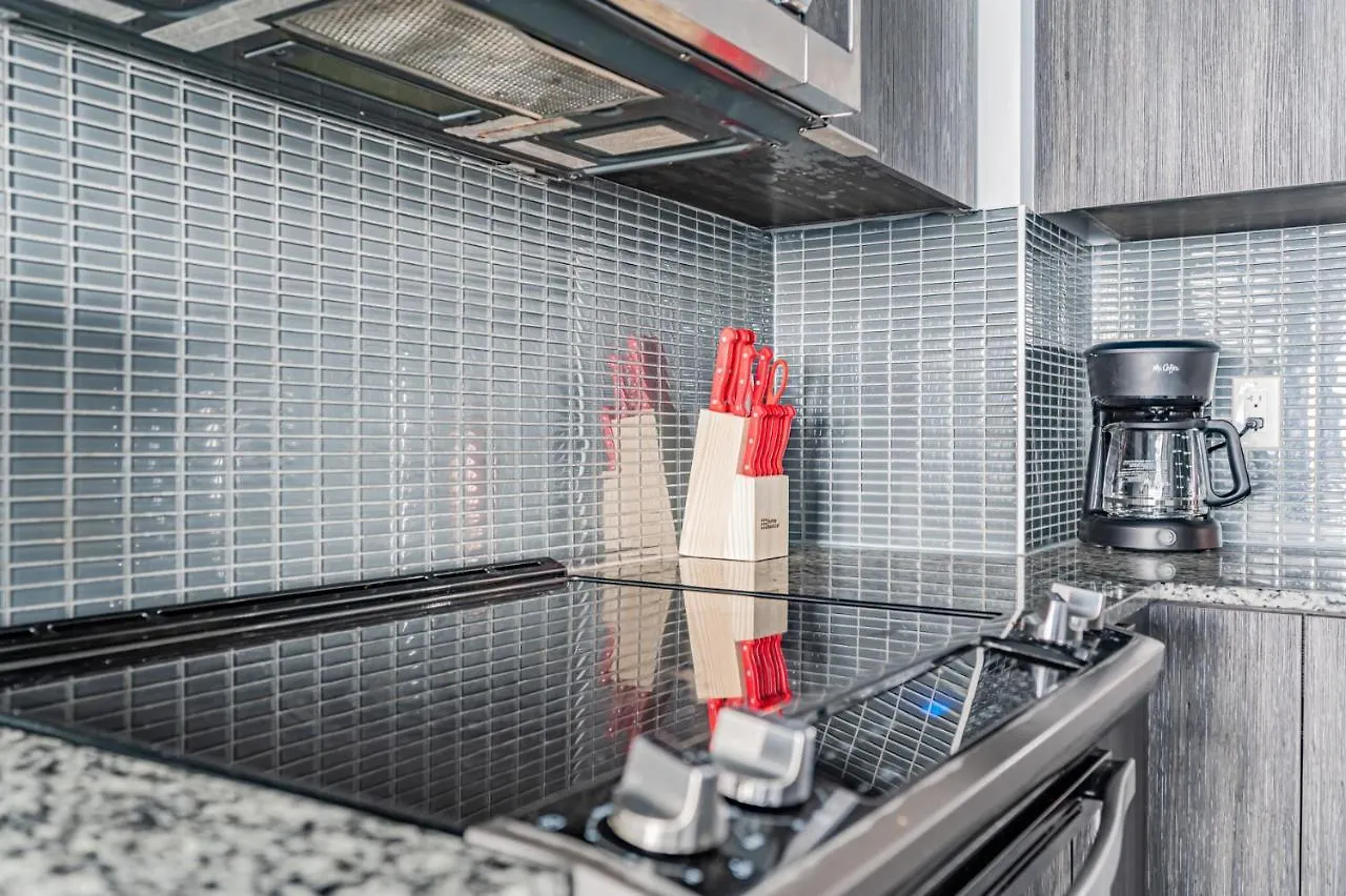 Apartment Condo In Parklawn & Lake Shore With Free Parking Close To Airport Toronto