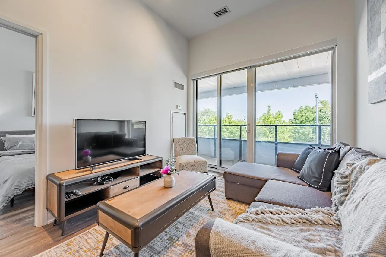 Condo In Parklawn & Lake Shore With Free Parking Close To Airport Toronto Apartment