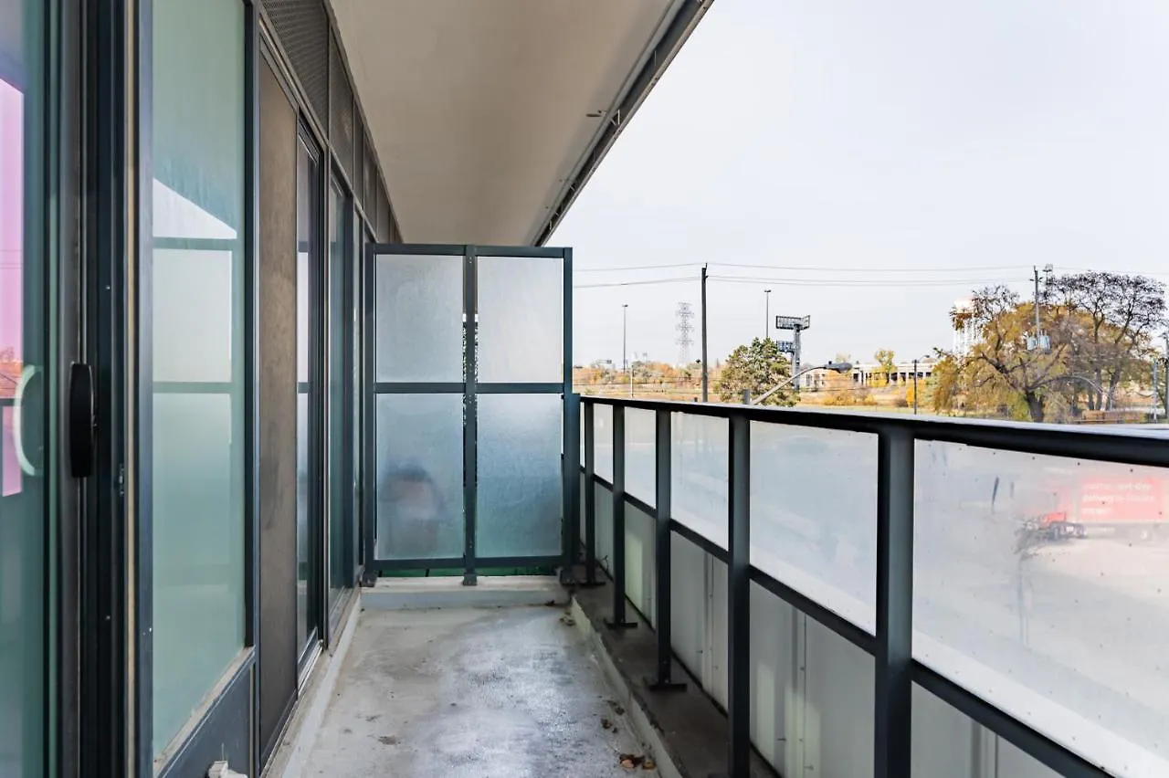 Apartment Condo In Parklawn & Lake Shore With Free Parking Close To Airport Toronto