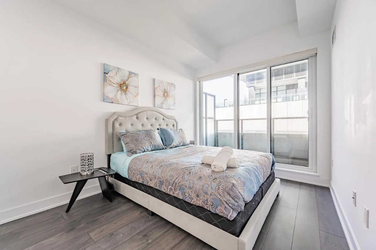 Condo In Parklawn & Lake Shore With Free Parking Close To Airport Toronto Apartment