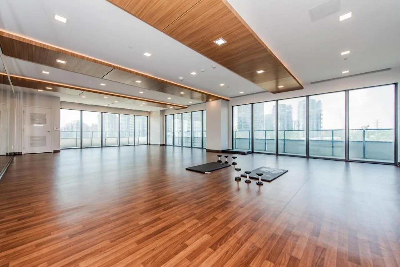 Apartment Condo In Parklawn & Lake Shore With Free Parking Close To Airport Toronto