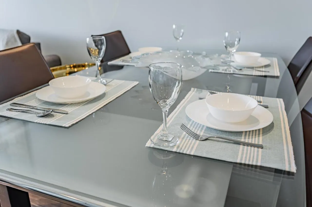 Condo In Parklawn & Lake Shore With Free Parking Close To Airport Toronto 0*,  Canada