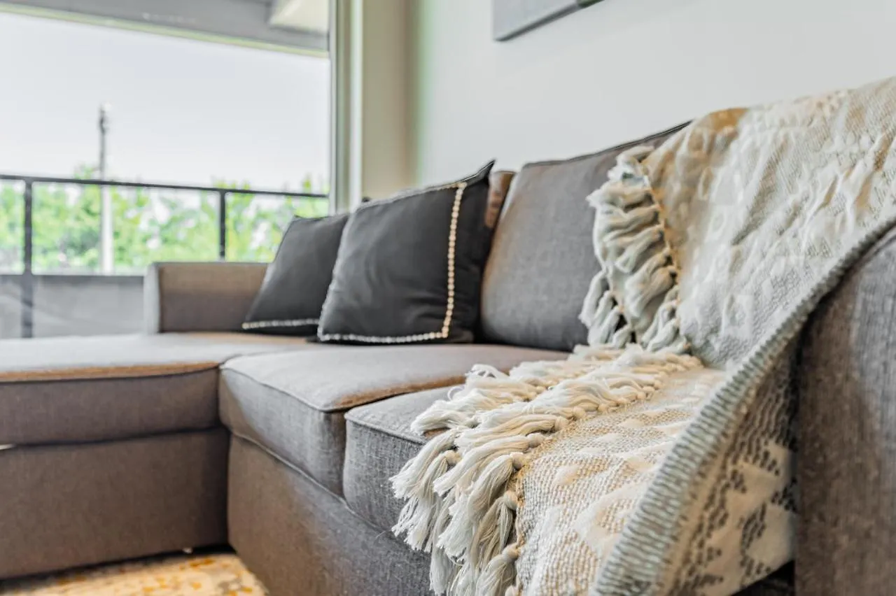 Condo In Parklawn & Lake Shore With Free Parking Close To Airport Toronto Apartment