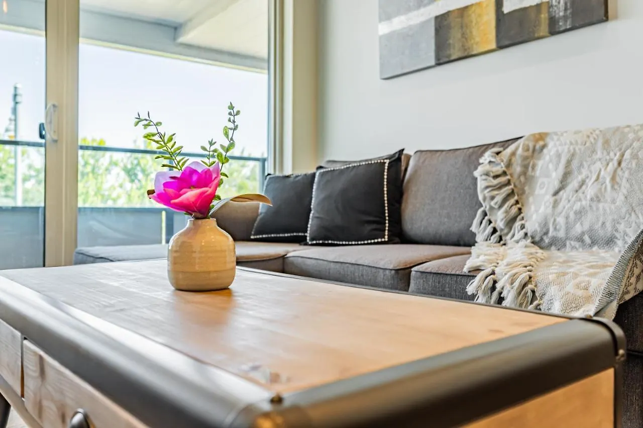 Condo In Parklawn & Lake Shore With Free Parking Close To Airport Toronto