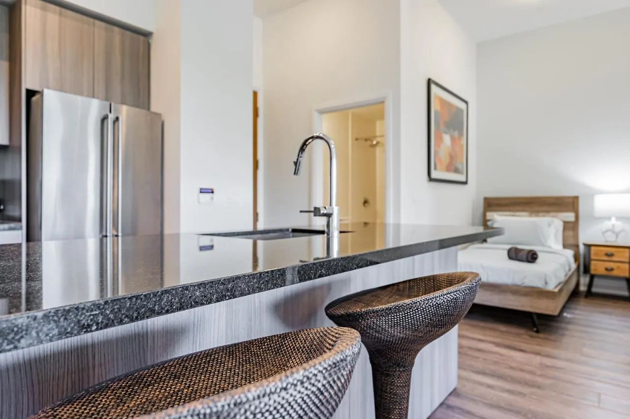 Apartment Condo In Parklawn & Lake Shore With Free Parking Close To Airport Toronto