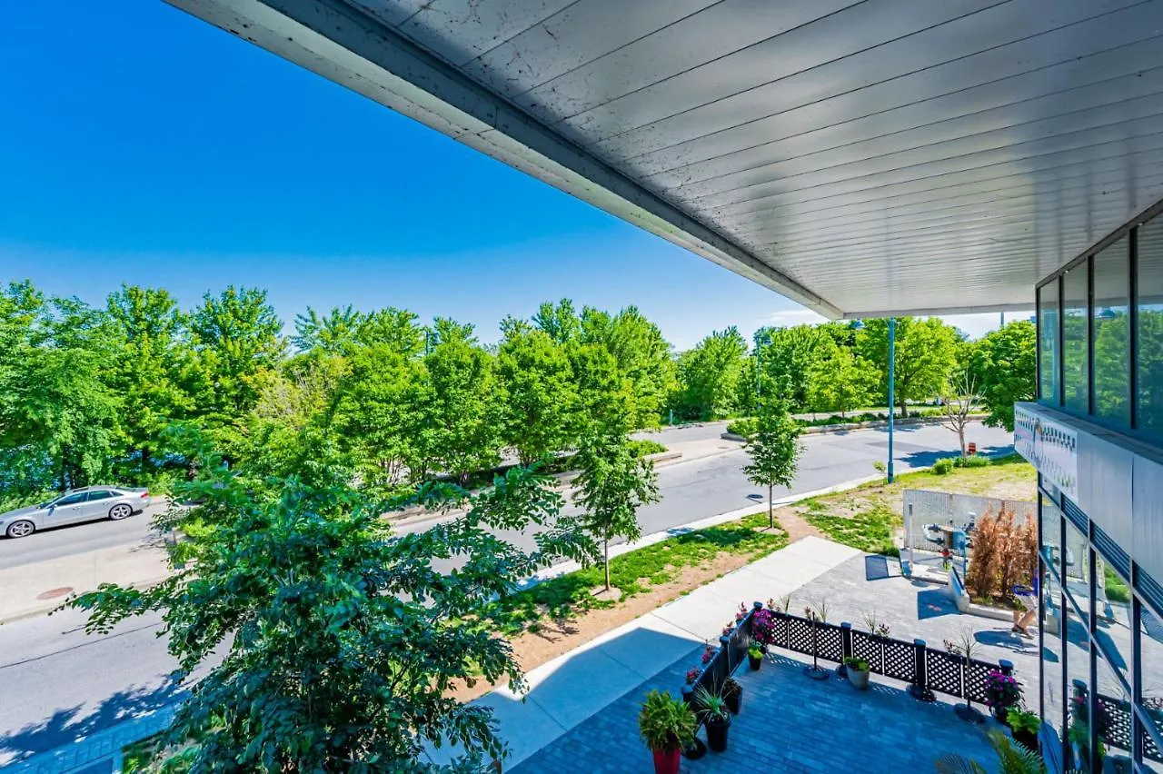 Condo In Parklawn & Lake Shore With Free Parking Close To Airport Toronto Canada