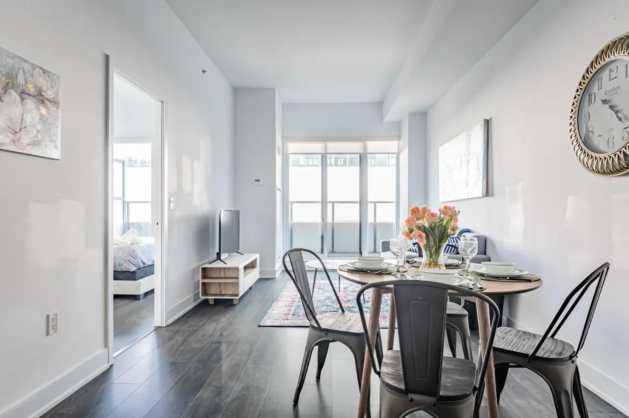 Condo In Parklawn & Lake Shore With Free Parking Close To Airport Toronto Apartment
