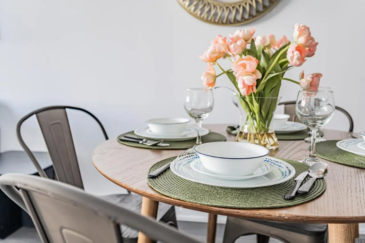 Condo In Parklawn & Lake Shore With Free Parking Close To Airport Toronto