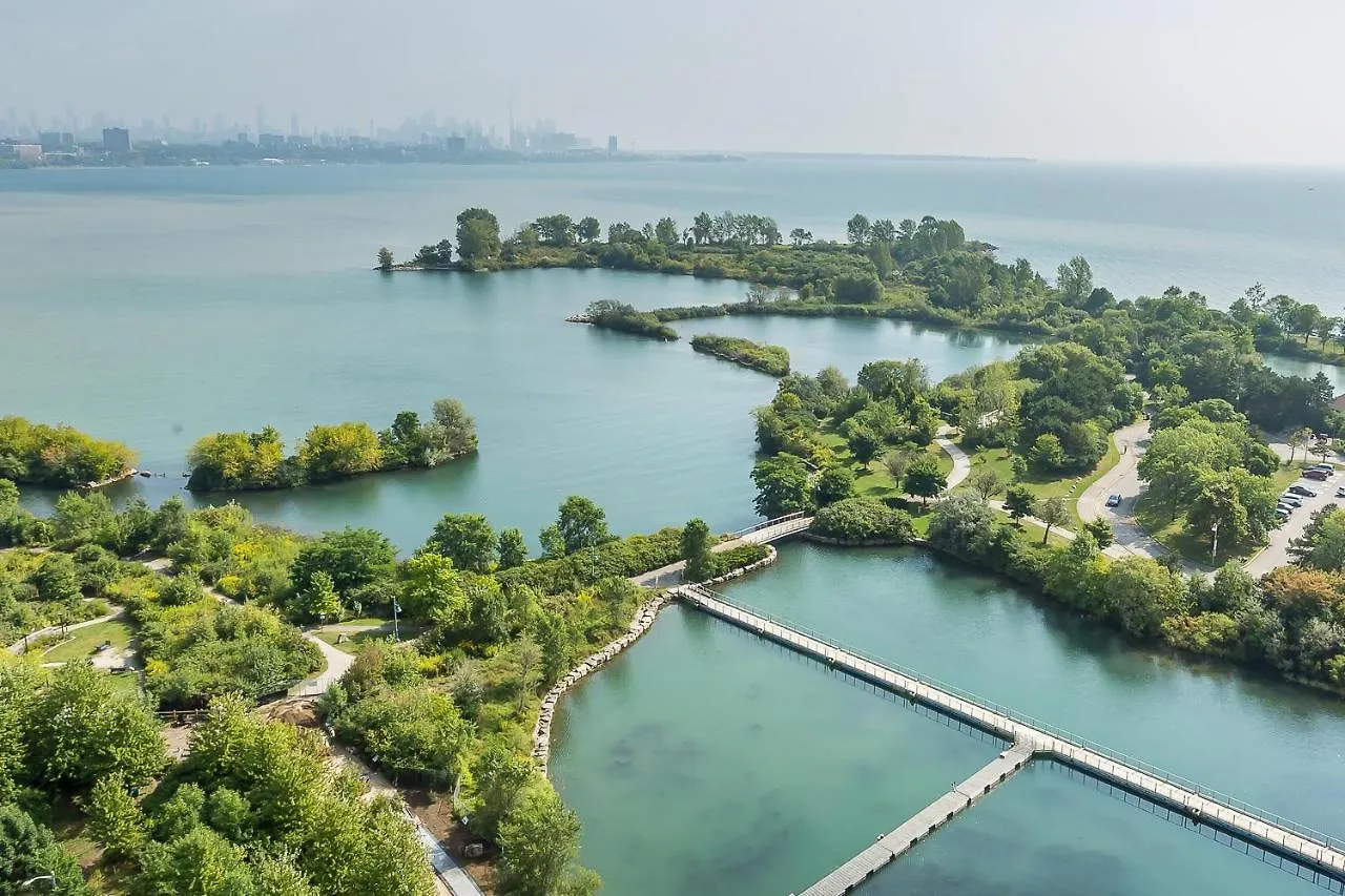 Condo In Parklawn & Lake Shore With Free Parking Close To Airport Toronto Apartment