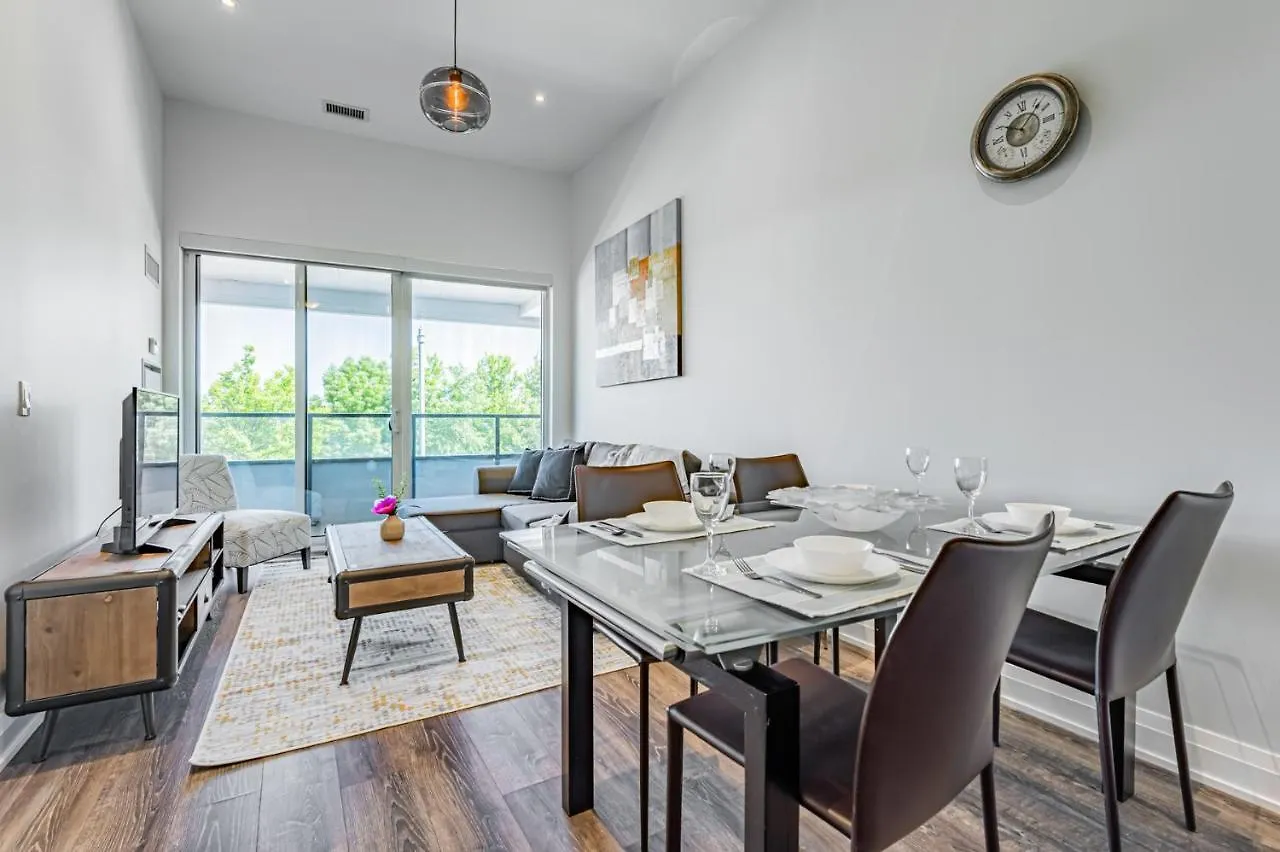 Apartment Condo In Parklawn & Lake Shore With Free Parking Close To Airport Toronto