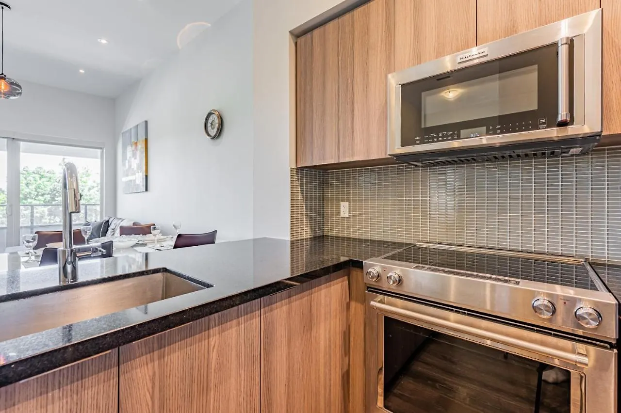 Condo In Parklawn & Lake Shore With Free Parking Close To Airport Toronto 0*,