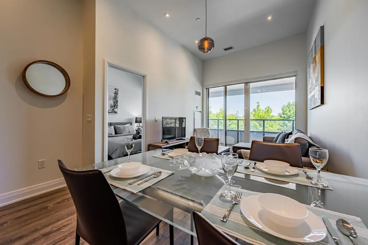Condo In Parklawn & Lake Shore With Free Parking Close To Airport Toronto Apartment