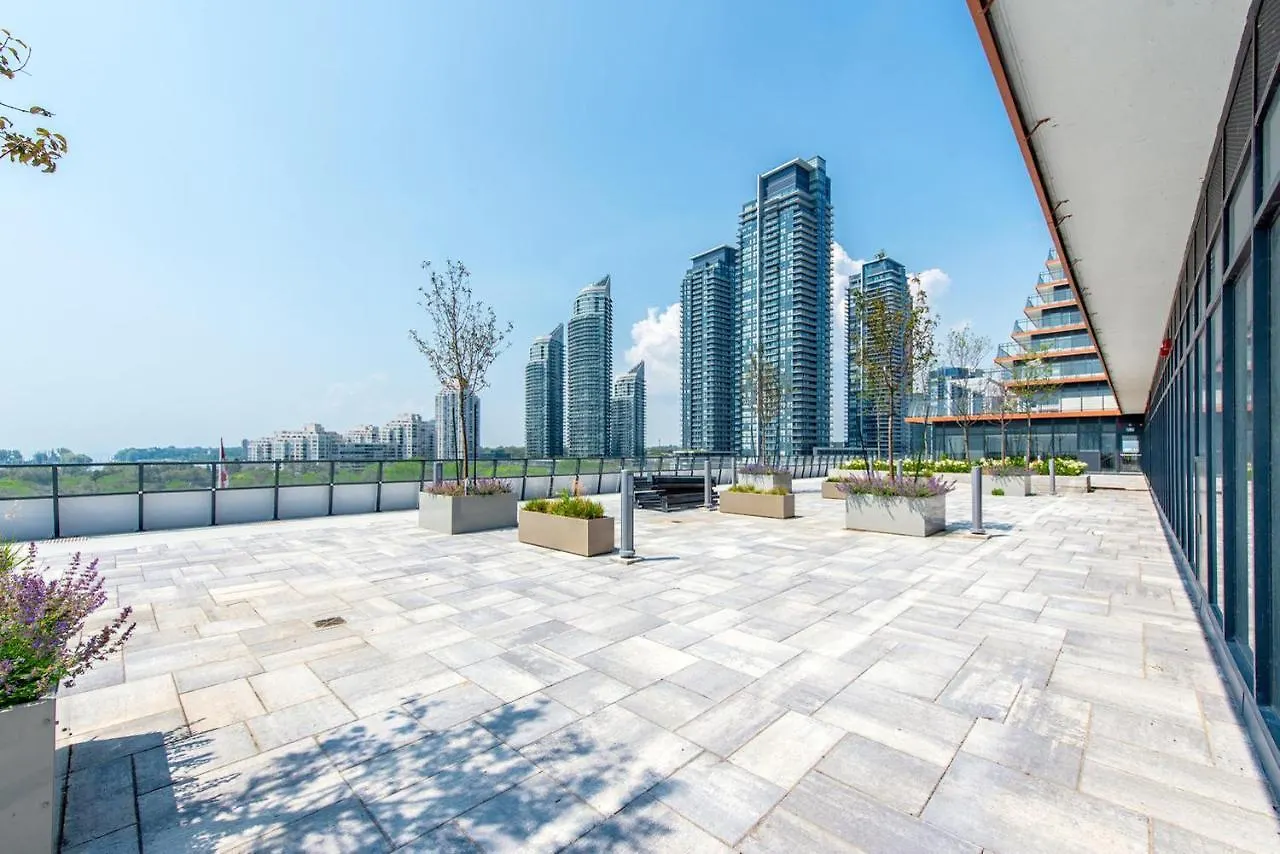 Apartment Condo In Parklawn & Lake Shore With Free Parking Close To Airport Toronto Canada