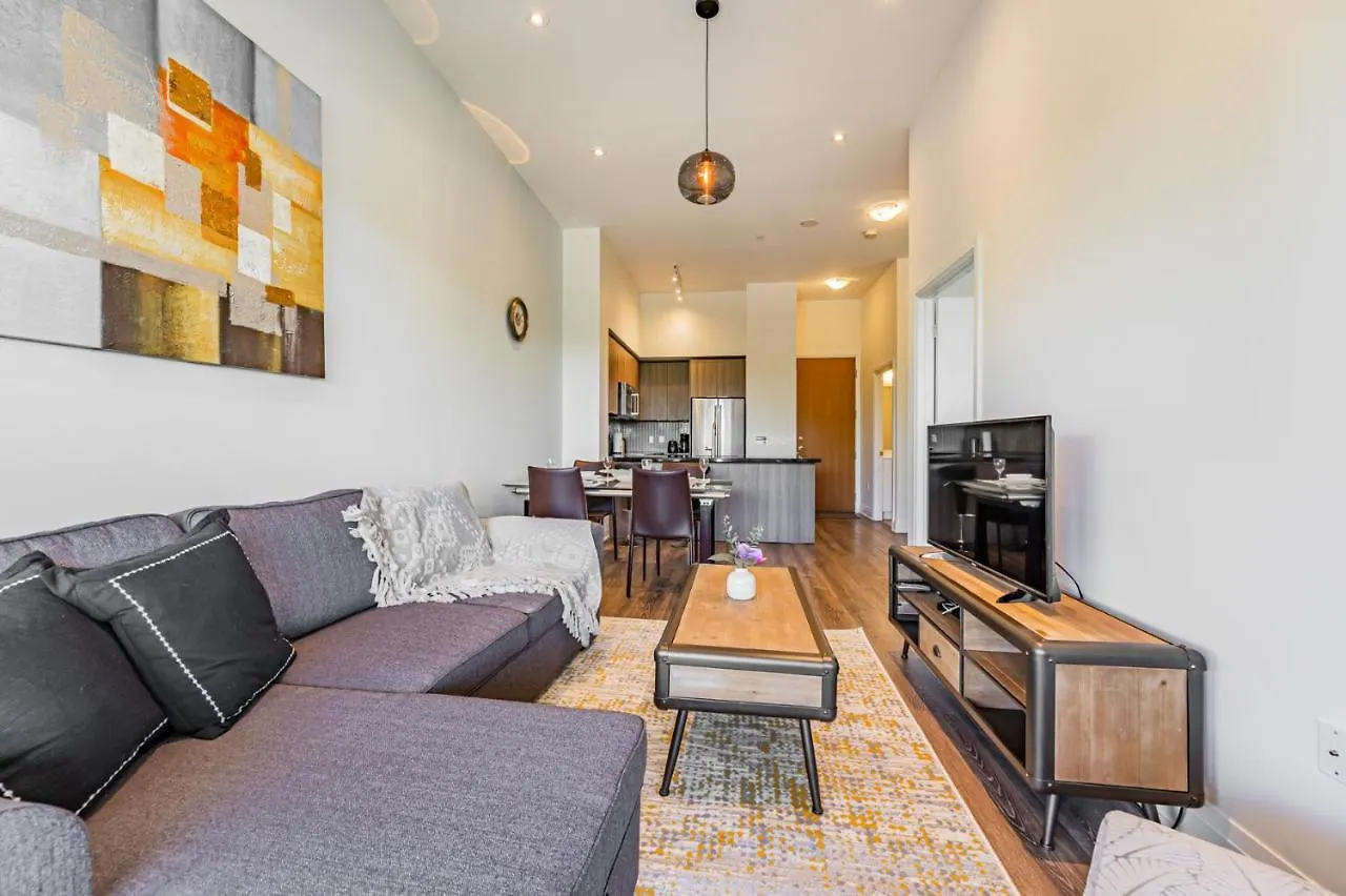 Condo In Parklawn & Lake Shore With Free Parking Close To Airport Toronto Canada
