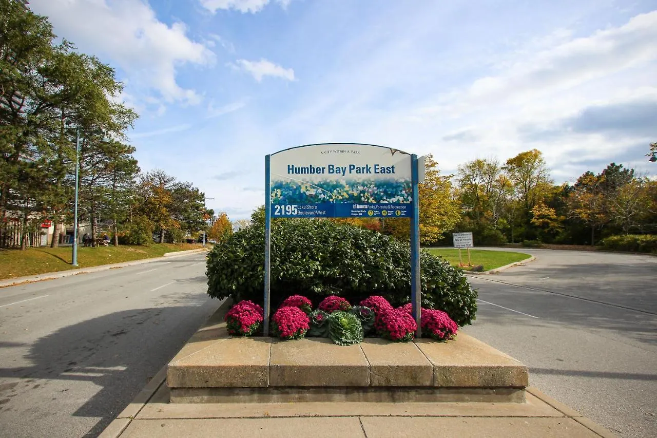 Condo In Parklawn & Lake Shore With Free Parking Close To Airport Toronto Canada