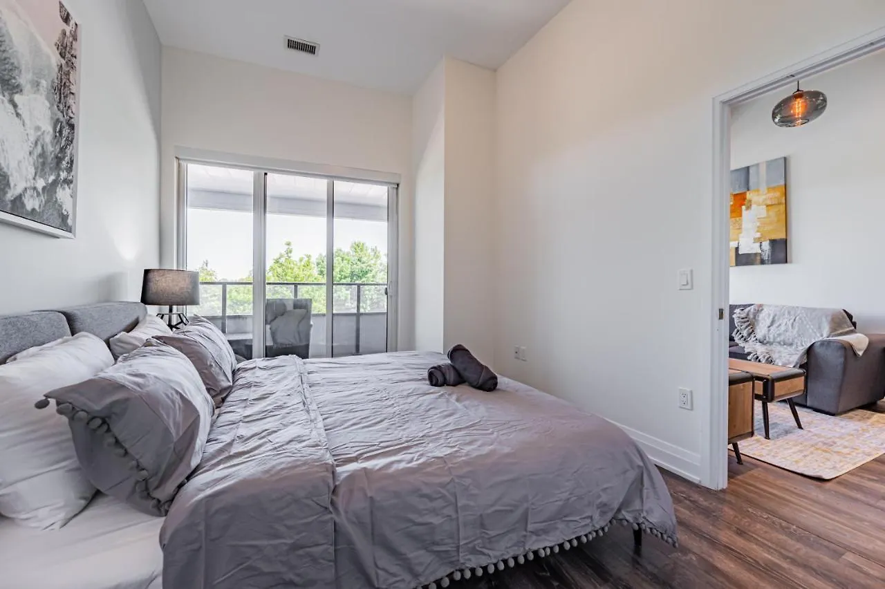 Condo In Parklawn & Lake Shore With Free Parking Close To Airport Toronto Apartment