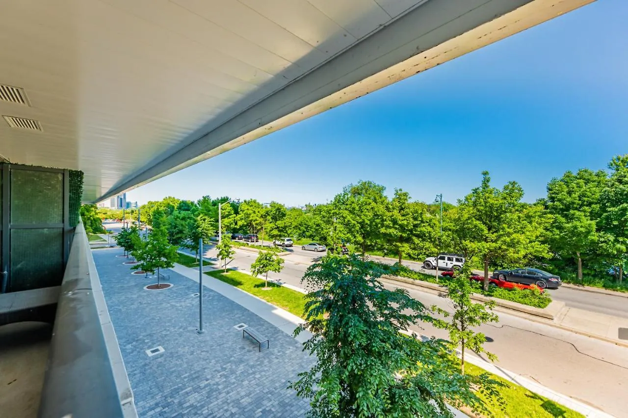 Condo In Parklawn & Lake Shore With Free Parking Close To Airport Toronto