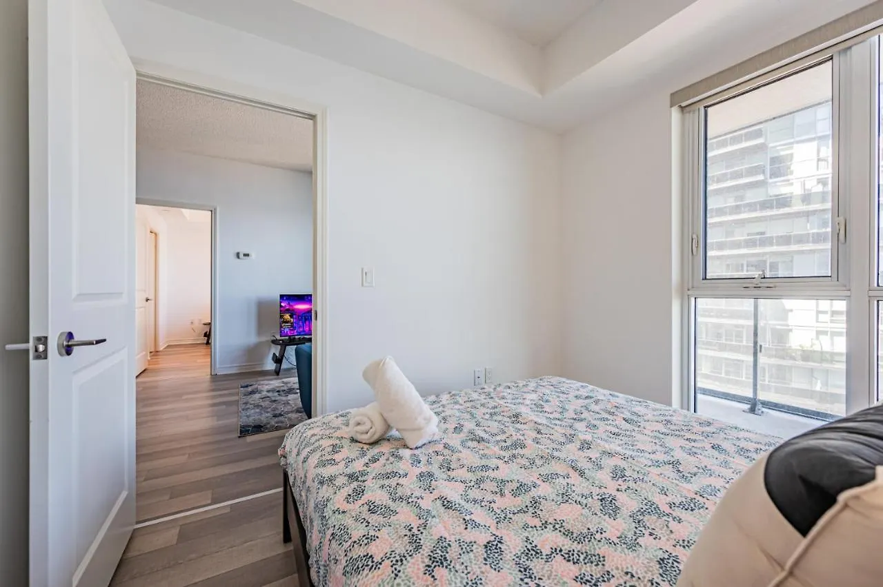 Condo In Parklawn & Lake Shore With Free Parking Close To Airport Toronto