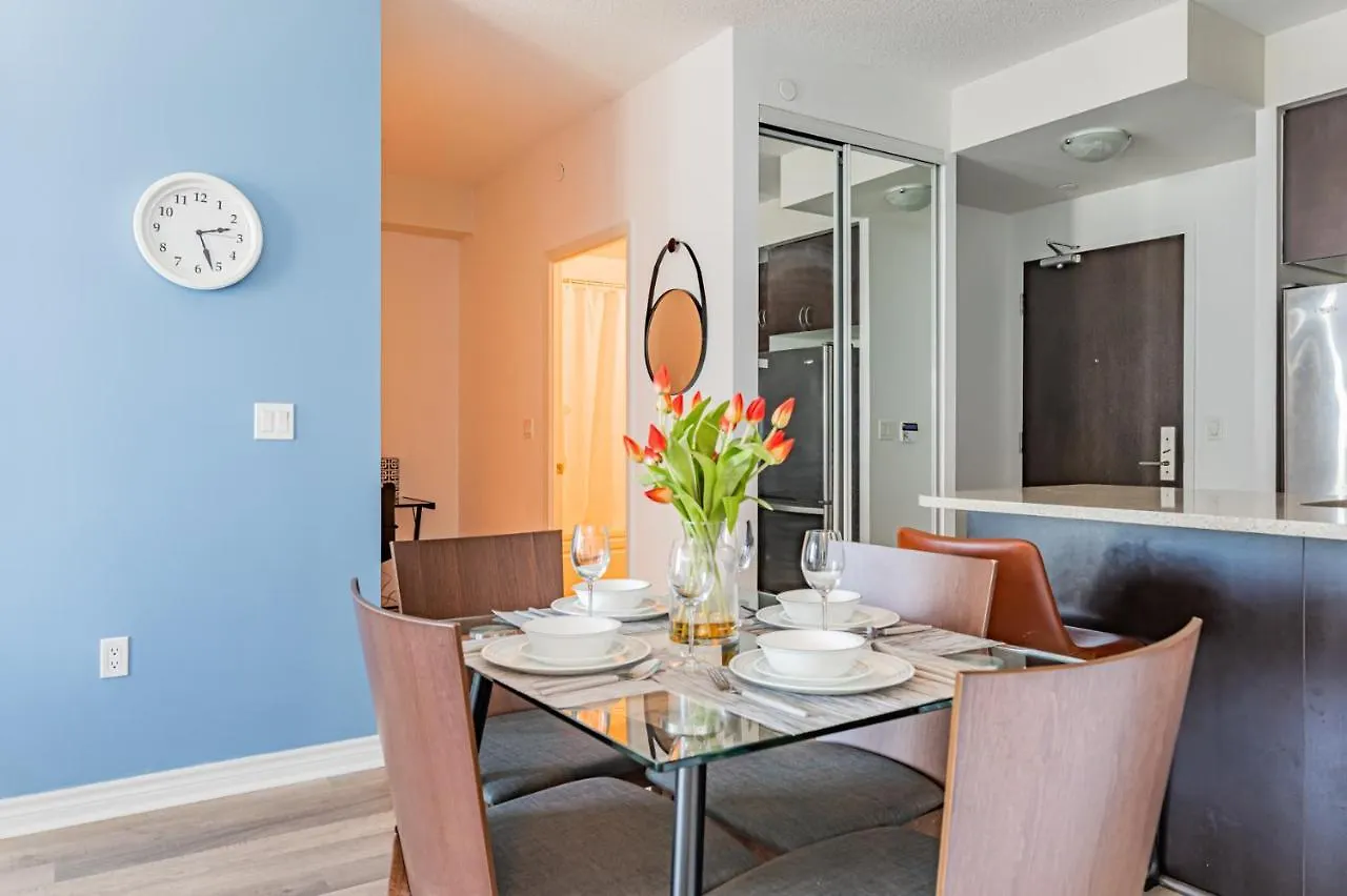 Apartment Condo In Parklawn & Lake Shore With Free Parking Close To Airport Toronto Canada