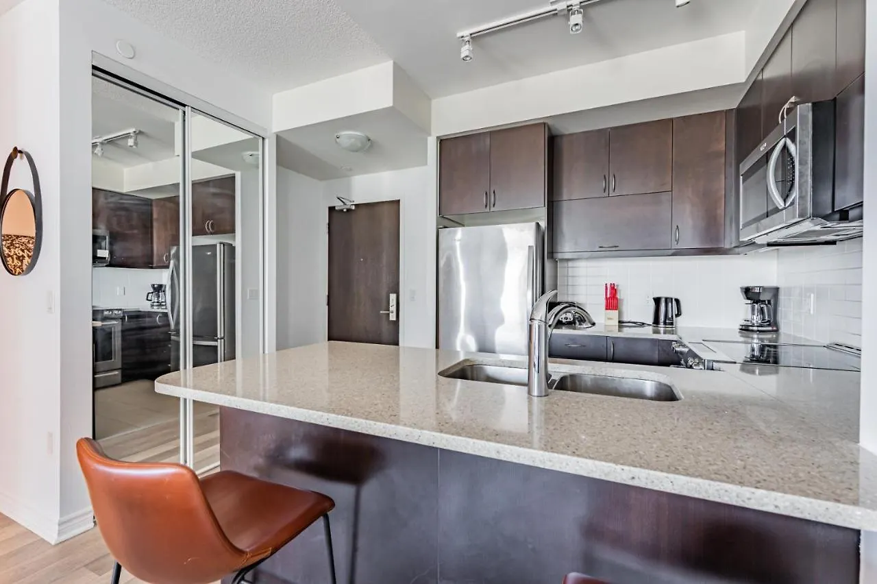 Condo In Parklawn & Lake Shore With Free Parking Close To Airport Toronto