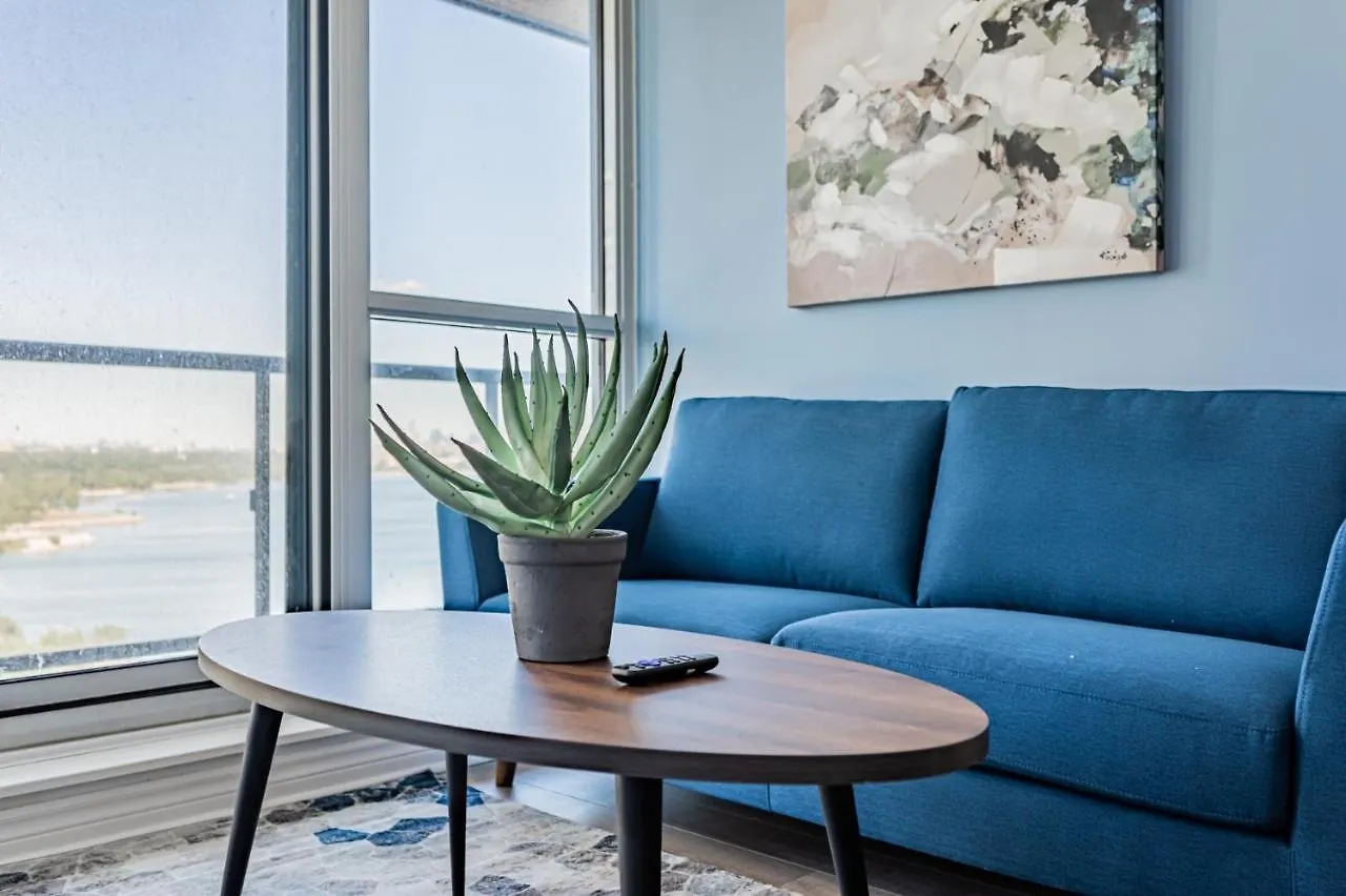 Condo In Parklawn & Lake Shore With Free Parking Close To Airport Toronto Canada