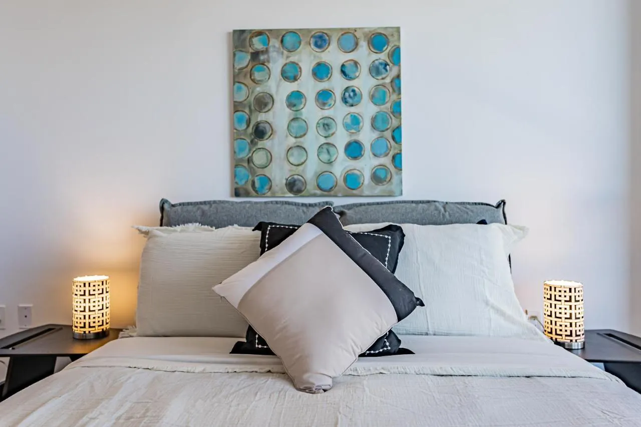 Condo In Parklawn & Lake Shore With Free Parking Close To Airport Toronto Apartment