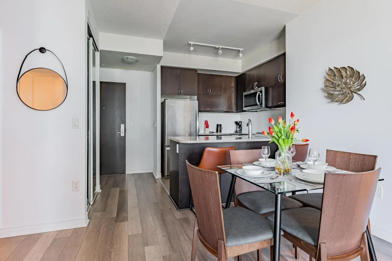 Condo In Parklawn & Lake Shore With Free Parking Close To Airport Toronto Apartment