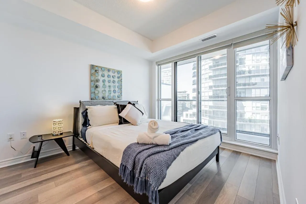 Apartment Condo In Parklawn & Lake Shore With Free Parking Close To Airport Toronto Canada