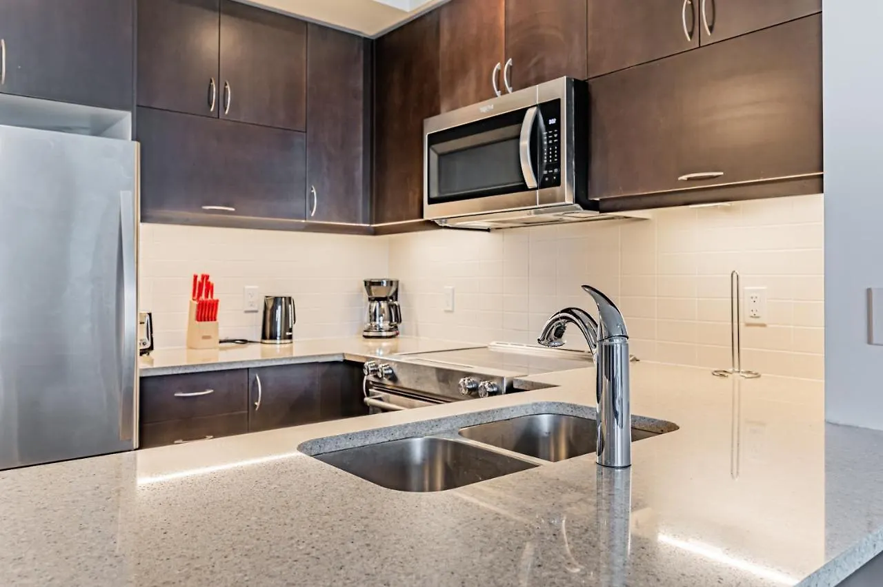 Apartment Condo In Parklawn & Lake Shore With Free Parking Close To Airport Toronto