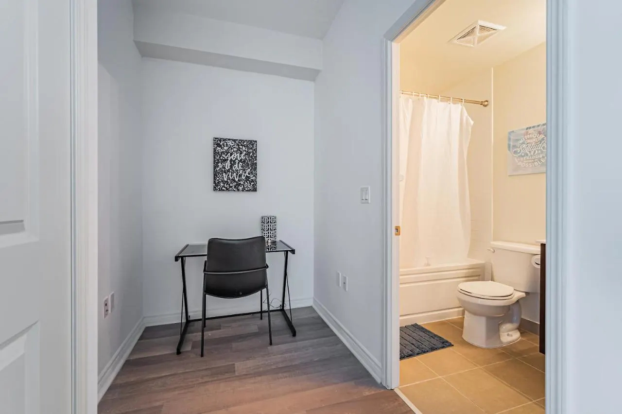 Condo In Parklawn & Lake Shore With Free Parking Close To Airport Toronto