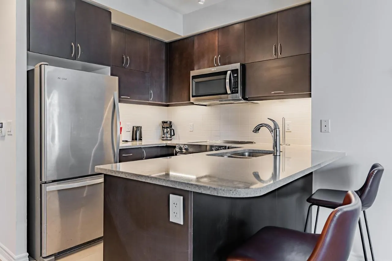 Condo In Parklawn & Lake Shore With Free Parking Close To Airport Toronto