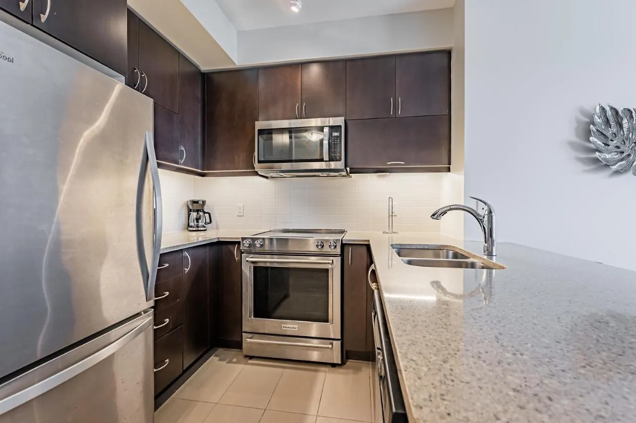 Condo In Parklawn & Lake Shore With Free Parking Close To Airport Toronto Apartment