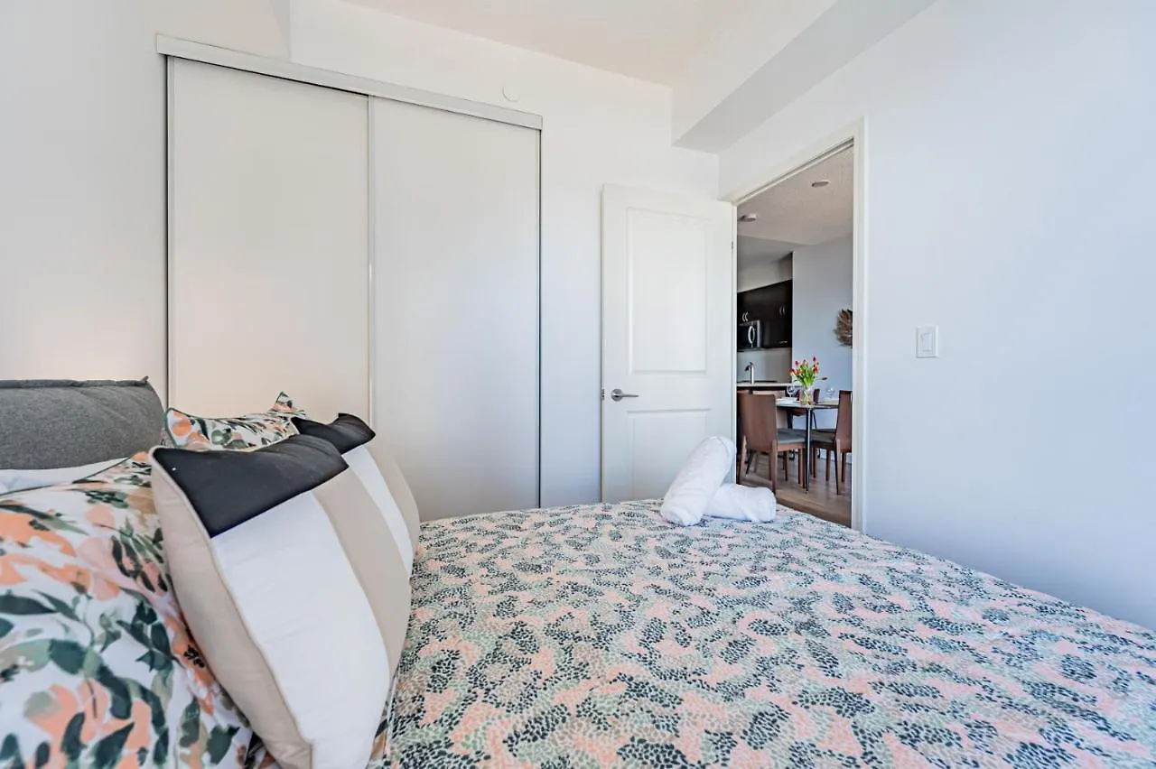 Condo In Parklawn & Lake Shore With Free Parking Close To Airport Toronto