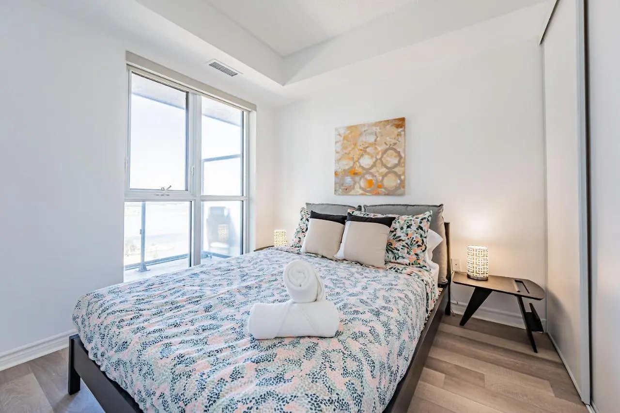 Apartment Condo In Parklawn & Lake Shore With Free Parking Close To Airport Toronto