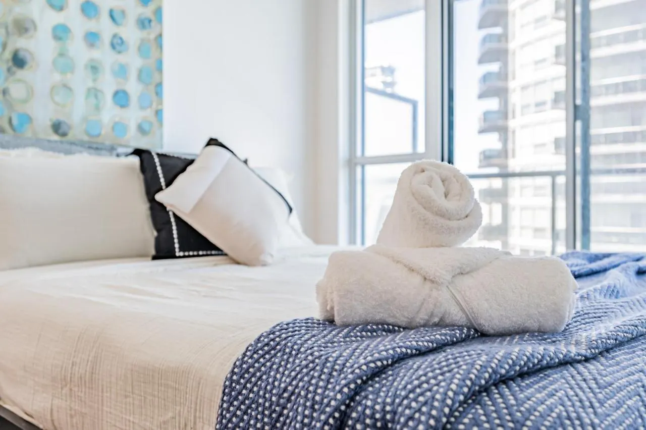 Condo In Parklawn & Lake Shore With Free Parking Close To Airport Toronto Canada